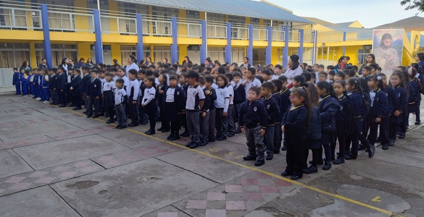 Realizamos la coronación de rey y reina del aniversario para los/as estudiantes de Primer Ciclo